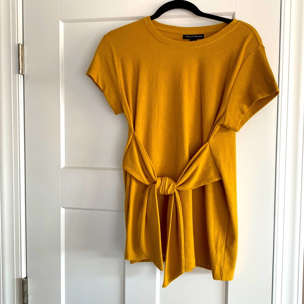 NWT. A Pea In The Pod Maternity short sleeve tie top. Size small.
